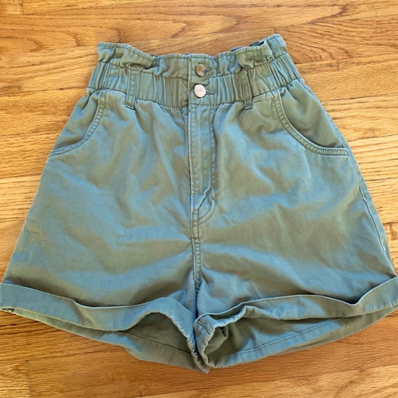 High rise zipper and button up Artichoke green shorts Brand: H&M - Picture 1 of 3